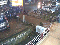Mất kiểm soát, xe con bay lên không va vào xe máy làm hai người bị thương nặng
