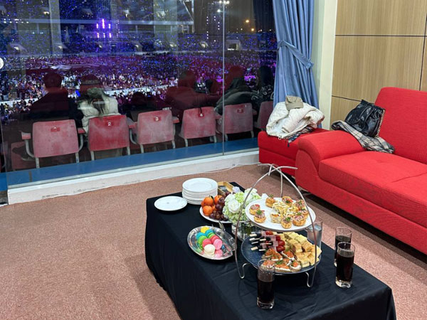 Cận cảnh quầy buffet của hạng vé 10 triệu concert Anh Trai Say Hi: Tiệc finger food sang chảnh đủ món