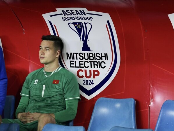 AFF Cup: Suy tư trên ghế dự bị, găng tay 'hàng thửa' không được dùng, điều gì chờ đợi Filip Nguyễn?