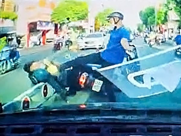 Bắt khẩn cấp kẻ đánh dã man phụ nữ sau va chạm giao thông