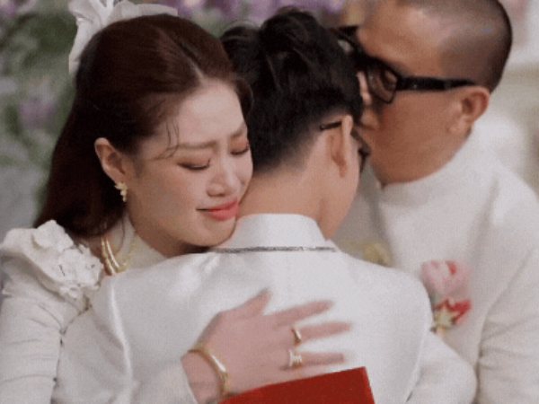 Hoa hậu Khánh Vân ôm con riêng của chồng khóc nức nở, lia máy đến hành động của bố mẹ còn bất ngờ hơn!