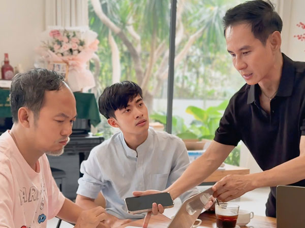 Bức ảnh hot hôm nay: Lê Tuấn Khang ngồi cạnh Lý Hải ở 1 nơi không ngờ