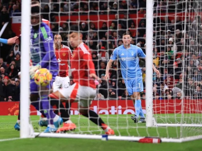 Rio Ferdinand kêu gọi MU mạnh tay loại hết cầu thủ kém chất lượng