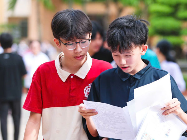 Phụ huynh, học sinh sốt ruột chờ môn thi thứ 3 vào lớp 10
