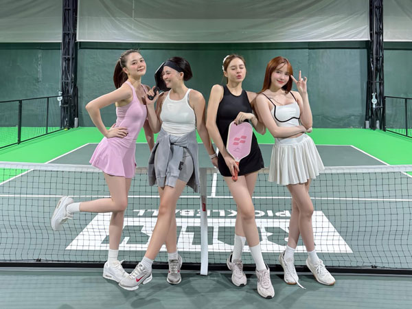 4 chị em gái nổi tiếng nhà Thiều Bảo Trâm đi chơi pickleball, khoe vóc dáng cực nuột