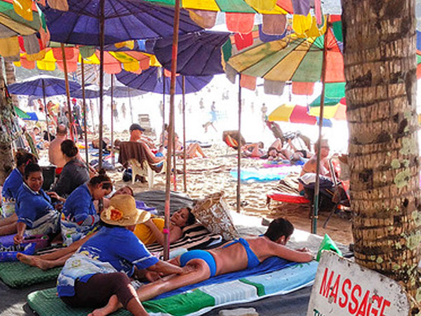 Nam du khách tử vong sau 45 phút massage ở bãi biển