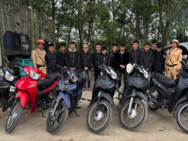 Gây náo loạn trên đường đi đón bạn ra tù, 12 thanh niên bị tạm giữ