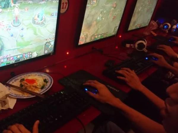 Chơi net hơn 10 tiếng mỗi ngày, nam game thủ liệt nửa người, suýt nữa đối mặt với 'cửa tử'