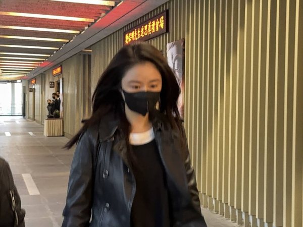 Tang lễ nữ sĩ Quỳnh Dao: Lâm Tâm Như vội vã tới đưa tiễn, Triệu Vy làm điều này