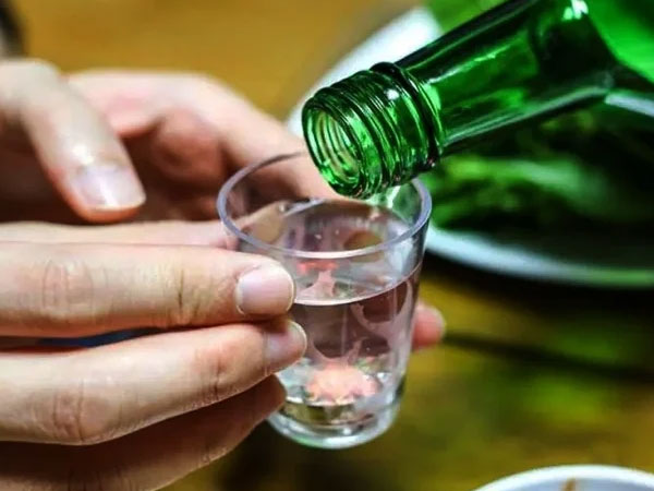 15 phút sau khi uống chén rượu, người đàn ông nhập viện cấp cứu