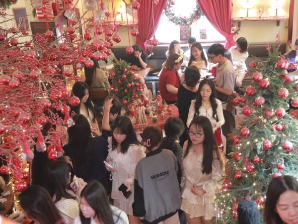 Chủ quán cà phê 'hốt bạc' nhờ theo trend chụp hình mùa Noel