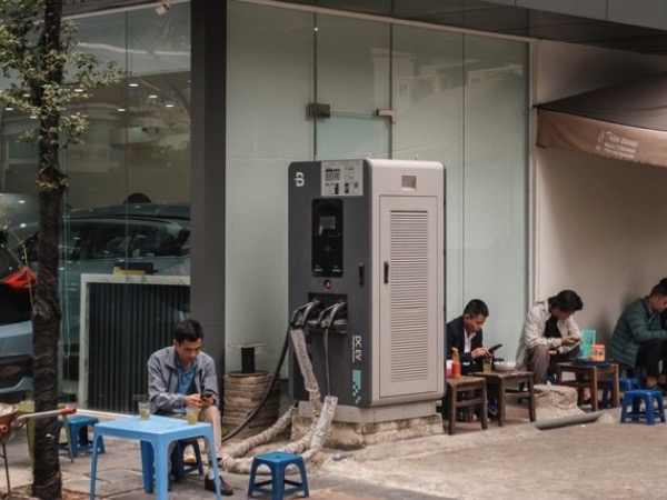 Bỏ 2 tỷ mở trạm sạc xe điện kiêm 'trà đá' trên mảnh đất 1500m2: Đầu tư thế ở Việt Nam liệu có giàu?