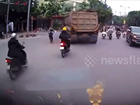 Thót tim tình huống nam học sinh đạp xe đạp đi vào đúng điểm mù xe tải