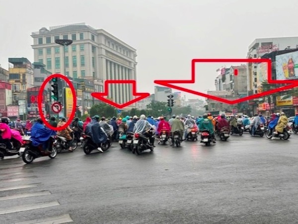 Một nhịp đèn hơn 300 xe máy đi ngược chiều tại Hà Nội