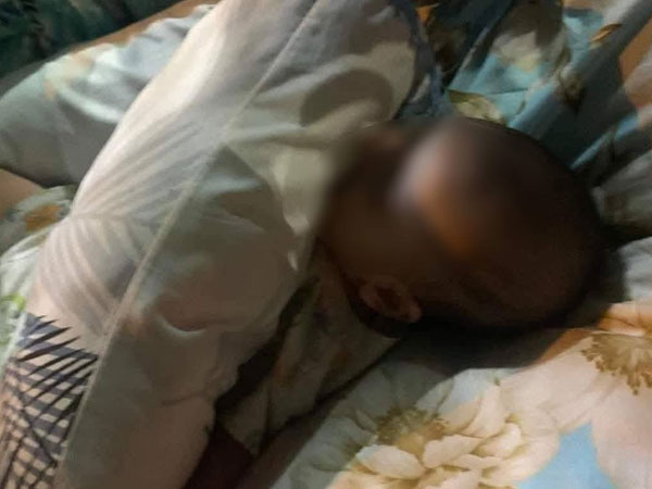 Đôi vợ chồng sững sờ khi bước lên xe công nghệ thì thấy ngoài bác tài còn có một em bé 6 tháng tuổi đang trong tình trạng khó tin