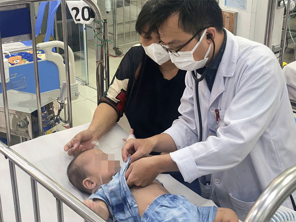 Bé gái bị viêm phổi hoại tử sau 10 ngày ho, sốt