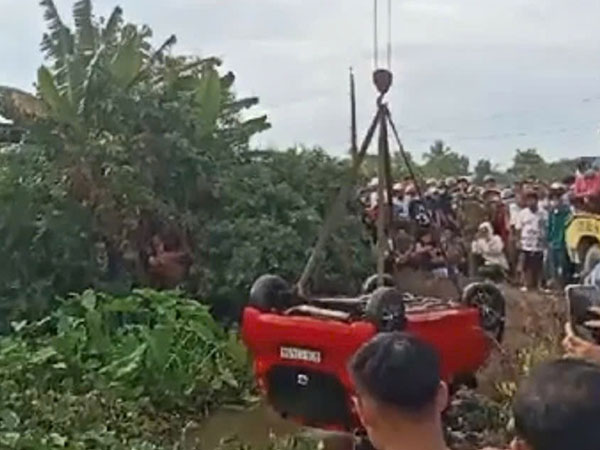 Phát hiện thi thể tài xế trong ô tô màu đỏ rơi dưới kênh
