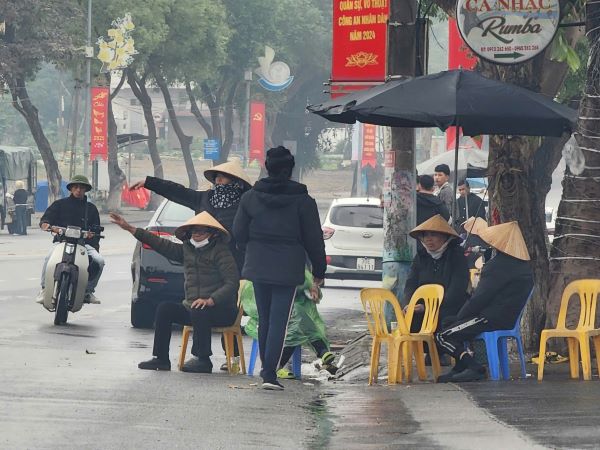 Phe vé đội mưa rét, 'hét giá' trận tuyển Việt Nam đấu Indonesia