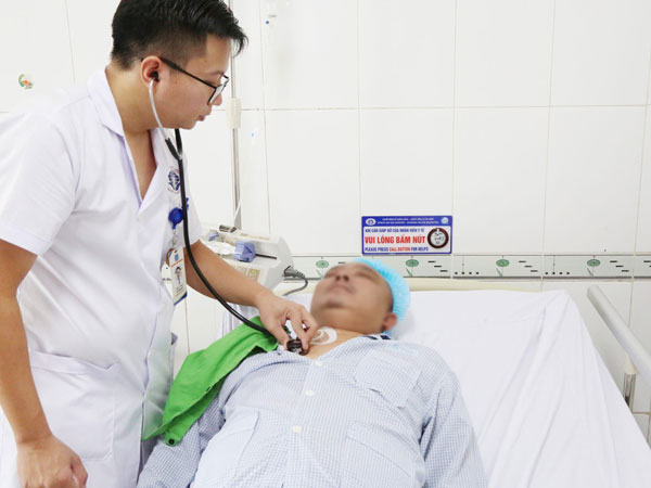 Trèo thang thay bóng điện, người đàn ông ngã nguy kịch