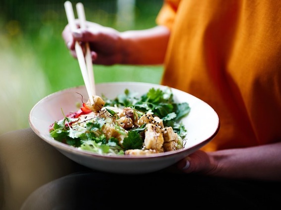 Bác sĩ 56 tuổi chia sẻ phương pháp 'đánh bại' gan nhiễm mỡ nhờ cắt giảm 3 món vạn người mê