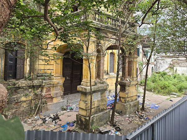 Cận cảnh biệt thự, trụ sở ở Hà Nội bị bỏ hoang, lãng phí đất 'vàng'