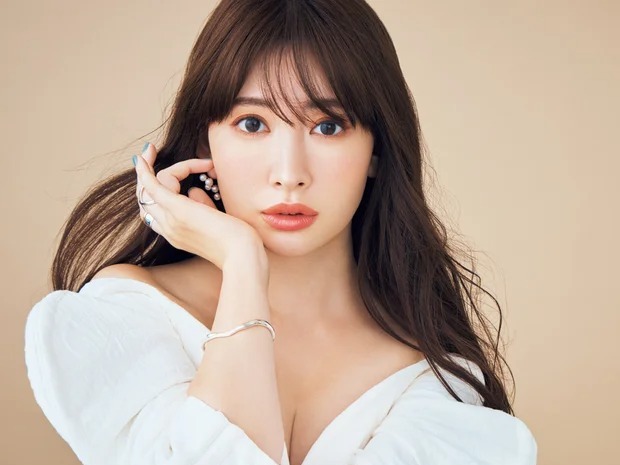 Nữ ca sĩ đình đám bị 1 người đàn ông rình tấn công, camera an ninh ghi lại toàn bộ diễn biến gây ám ảnh