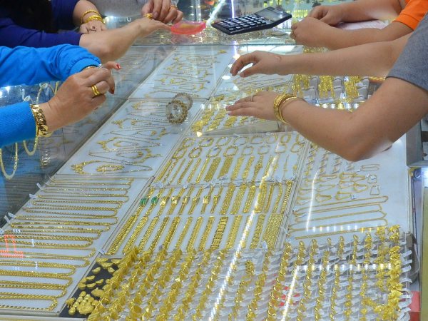 Giá vàng miếng SJC và vàng nhẫn 99,99 tiếp tục giảm sâu