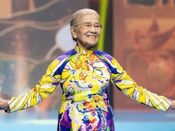 NSƯT Phi Điểu U100 vẫn chạy show bằng xe máy