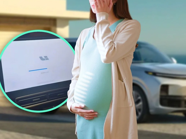 Chuyển dạ nhưng người phụ nữ mất cả tiếng đồng hồ cũng không thể khởi động chiếc xe điện do phần mềm phải nâng cấp