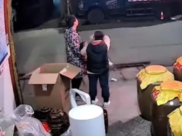Triệu người xúc động chuyện bé trai qua đời trong vòng tay mẹ khi ngắm pháo hoa