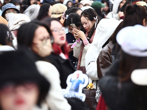 Fan khóc ngất ngoài cổng concert 'Anh trai vượt ngàn chông gai' vì trùng mã vé