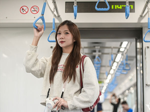 Metro Bến Thành - Suối Tiên rầm rập chạy thử, thiếu nữ hào hứng check-in