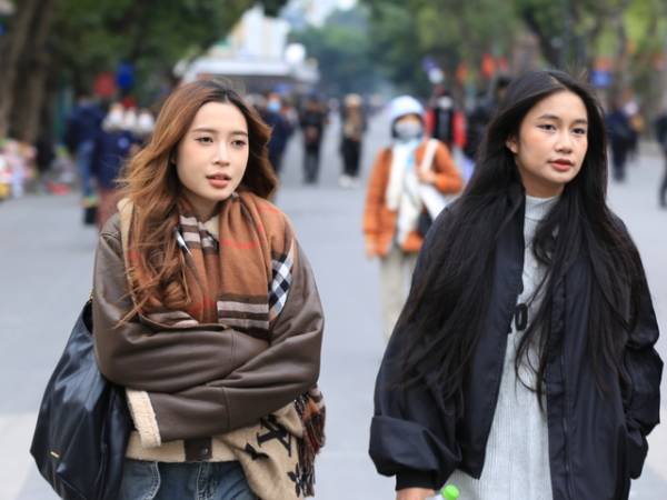 Bất chấp thời tiết lạnh 10 độ C, nhiều bạn trẻ đến Hồ Gươm vui chơi, chụp ảnh