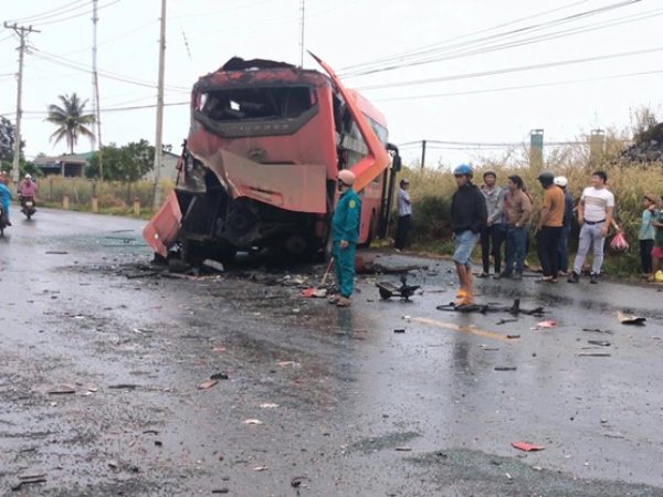 Kinh hãi hiện trường hai xe khách tông nhau trên Quốc lộ 14, 3 người thương vong