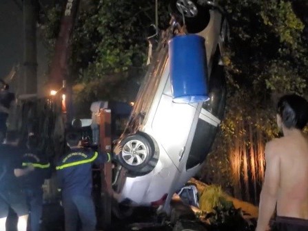 Vụ ô tô lao xuống sông Đồng Nai: Lan can cầu không giữ được mạng người