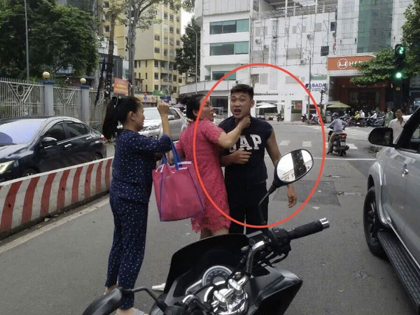 Bắt khẩn cấp tài xế hành hung người trước Bệnh viện Từ Dũ