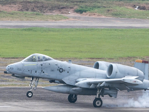 'Ngựa thồ' C-130, cường kích A-10 của Mỹ đáp xuống sân bay Gia Lâm