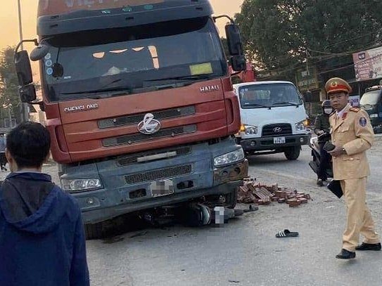 Ba học sinh thương vong dưới gầm xe tải ở Hà Nội