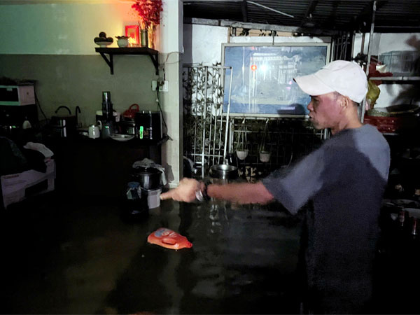 Mưa lớn khiến nhiều nơi ở Nha Trang ngập sâu trong biển nước