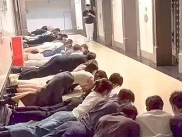 Video nhân viên nằm chào sếp khiến dân mạng tranh cãi