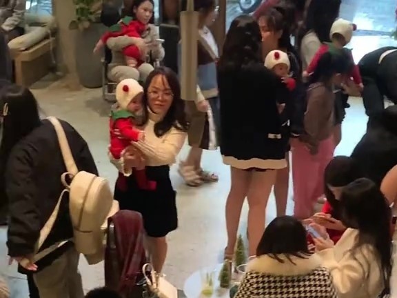 1 mét vuông 10 'yêu tinh' Giáng sinh: Sự thật về màn 'đụng hàng' quy mô lớn chưa từng thấy của 'hội không răng'