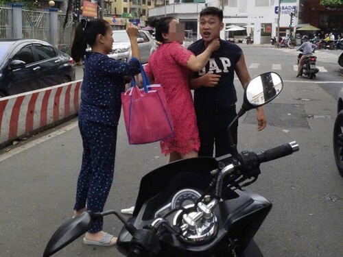 Truy tìm tài xế ô tô đấm người tới tấp ở trung tâm TPHCM