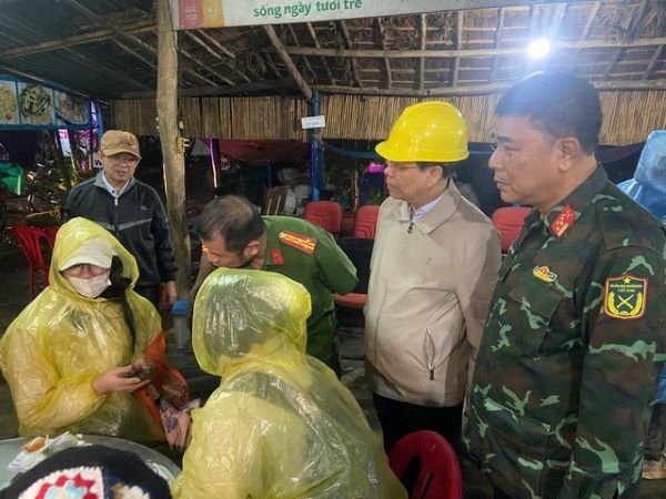 Giải cứu gần 350 người mắc kẹt trên đèo Khánh Lê do sạt lở
