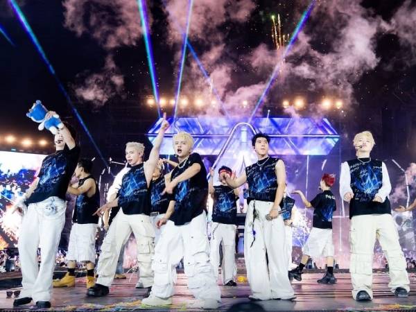 Concert Anh trai Say hi 'hốt bạc': Số lượng tham gia hơn 100.000 người, dịch vụ trang điểm, trông xe ăn nên làm ra