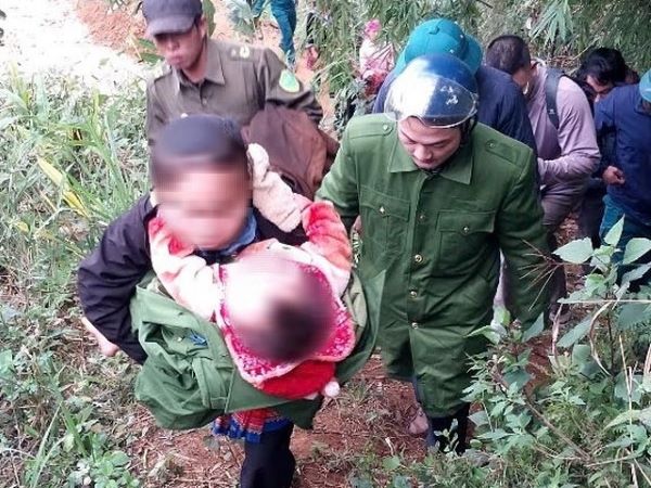 Cháu bé 2 tuổi bị lạc trong rừng suốt đêm dưới thời tiết rét buốt 6 độ C