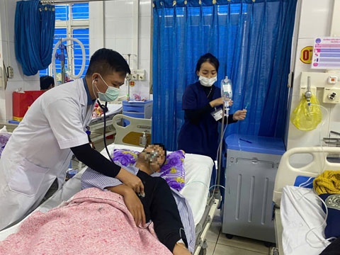 Đốt than sưởi ấm, 4 người trong gia đình phải nhập viện cấp cứu