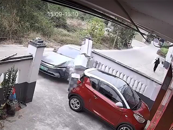 Người phụ nữ thoát hiểm trong gang tấc khi xe con đâm vào tường nhà