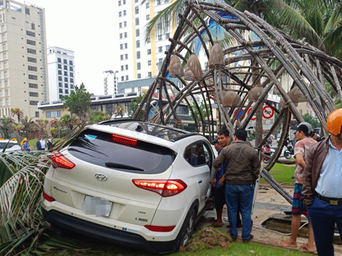 Ô tô nổ lốp, nữ tài xế quyết định tông xe vào cổng đường hoa ở Đà Nẵng