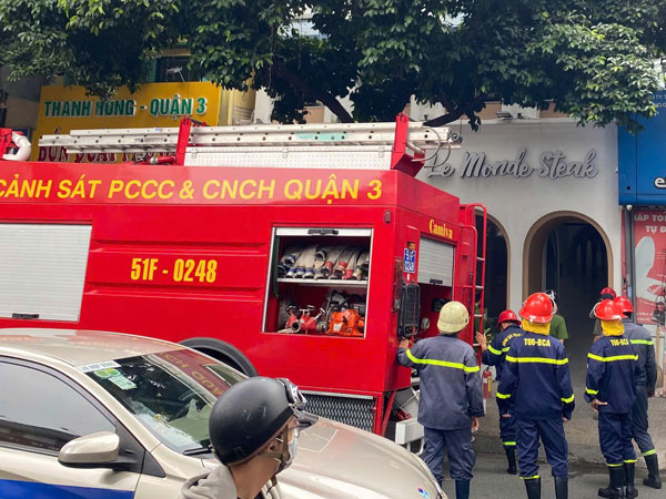 Cháy nhà hàng 3 tầng ở trung tâm TPHCM, nhiều người bỏ chạy