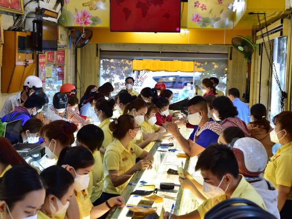 Giá vàng tăng giảm như huyết áp, nhà đầu tư 'nín thở' chờ một tín hiệu